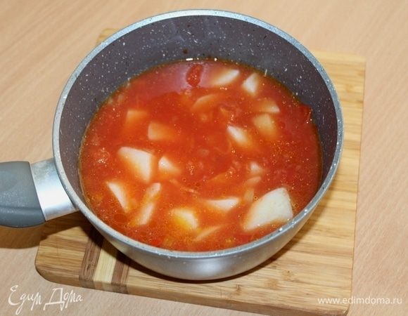 Отдельно сварить куриный бульон с кусочками картофеля. Добавить к томатам. Варить вместе 10 минут.