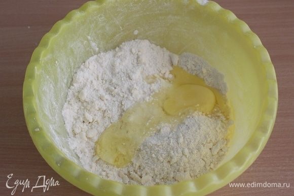Добавить яйцо к муке и замесить тесто, (при необходимости добавить 1-2 ст. л. ледяной воды).