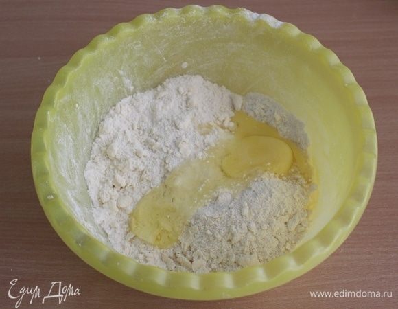 Добавить яйцо к муке и замесить тесто, (при необходимости добавить 1-2 ст. л. ледяной воды). 