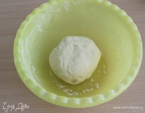 Завернуть тесто в пленку и убрать в холодильник на 30 минут.