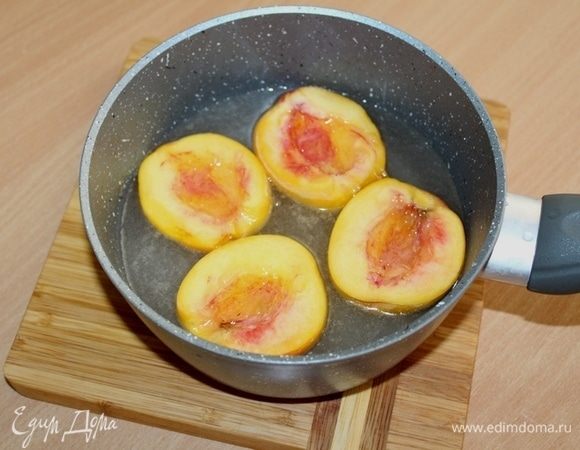 Персики разрезать пополам, удалить  косточки. Из воды и сахара сварить сироп. В горячий сироп положить половинки персиков. Поварить 3-4 минуты. Вытащить и аккуратно снять кожицу.