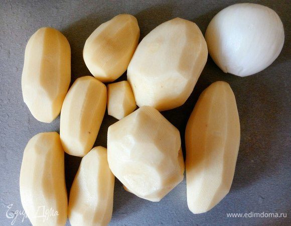 Очищаем картофель и лук.