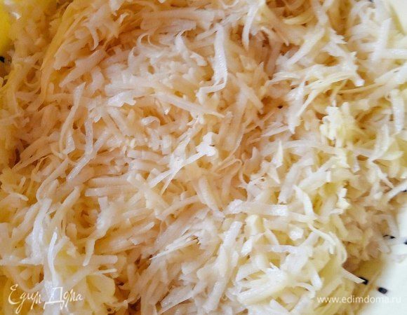 Трем картофель на крупной терке. Я это делаю не в миске, а в пластиковом друшлаге, т.к потом все равно ее нужно будет сцеживать.
