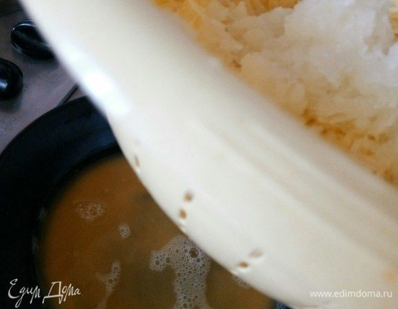 Обязательно перекидываем на сито и выдерживаем минимум 5 мин., дабы стекла лишняя жидкость, так калорий меньше будет, и муки не так много понадобится, потому что масса станет гуще. Я ее выдерживаю 10 мин., при этом постоянно выжимая сок.