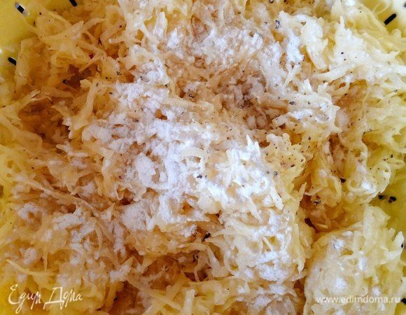 Добавляем муку, соль и перец.