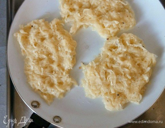 Разогрейте растительное масло на средне-сильном огне. Выкладывайте драники большой ложкой на сковороду и слегка прижимайте их лопаткой.