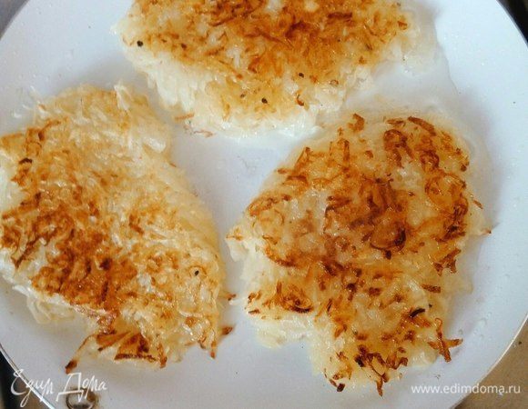 Жарим примерно 4 минуты с каждой стороны, пока не подрумянятся.