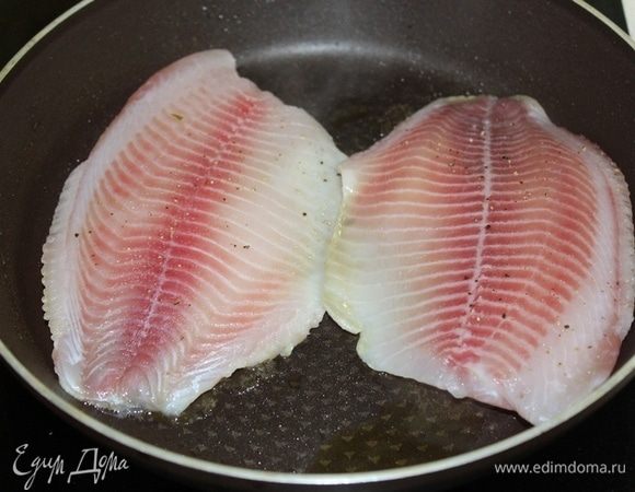 Филе рыбы посолить, поперчить, обжарить с двух сторон на растительном масле. Отложить на тарелку.