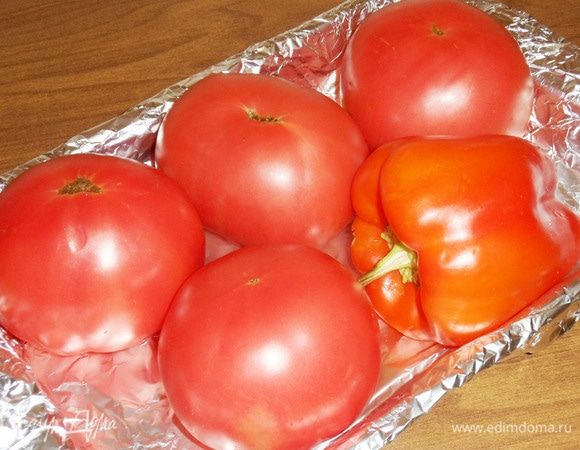 Перец и помидоры хорошо промыть, вытереть насухо. Уложить в противень, застеленный фольгой.