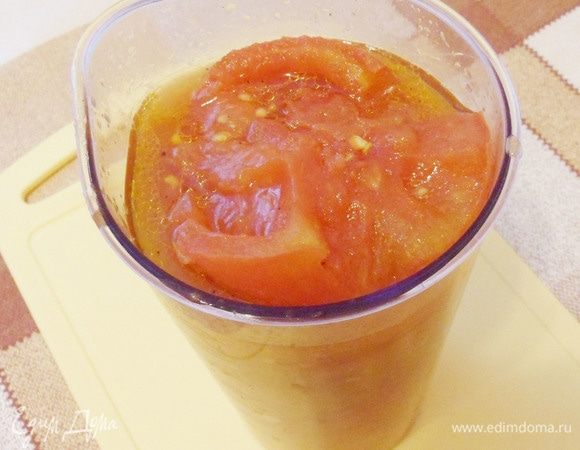 Дать овощам остыть до теплого состояния. Очистить от кожицы, у перцев удалить семена и плодоножку. Загрузить овощи в блендер, туда же добавить овощной сок с противня.