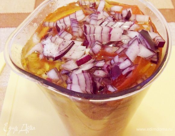 Добавить к овощам нарезанный кубиками красный лук. Посолить, поперчить, влить оставшееся растительное масло и измельчить в блендере до однородности. Если суп густоват, долить немного кипяченной воды.