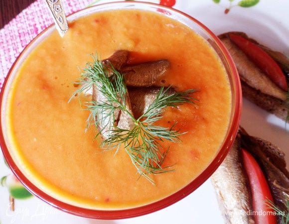 Осталось украсить томатный суп зеленью, положить сверху пару шпрот и сделать бутерброды со шпротами.