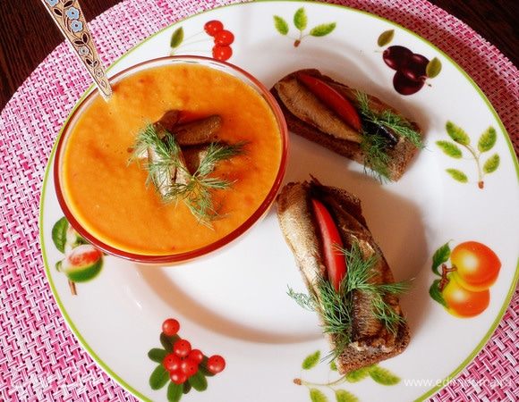 И можно подавать кубанский томатный суп со шпротами. Приятного аппетита! Угощайтесь!