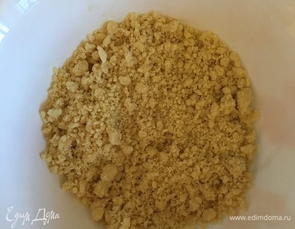 Вливаем воду и максимально быстро замешиваем тесто. Месить слишком долго нельзя, иначе масло растает и тесто получится деревянным.
Формируем из теста шар, заворачиваем в пищевую пленку и убираем в холодильник на 40 минут.
