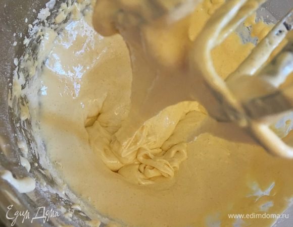 Пока тесто охлаждается, готовим заварной крем. Для этого желтки взбиваем с сахаром добела. Добавляем муку и еще раз взбиваем. Доводим до кипения молоко и тонкой струйкой вливаем в яичную смесь, не прекращая взбивать. Переливаем в чистый ковш и ставим на среднюю температуру плиты. 