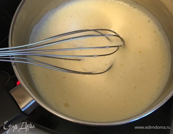 Варим, постоянно помешивая, пока смесь не загустеет. Очень важно в этот момент не отвлекаться, иначе могут появиться сгустки или, что хуже, смесь подгорит.