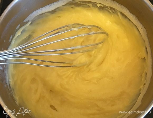 Снимаем ковш с плиты и добавляем кусочками сливочное масло, хорошо перемешивая после каждого добавления. Затем добавляем ванильную эссенцию и мелко нарубленный белый шоколад и размешиваем до его полного растворения.