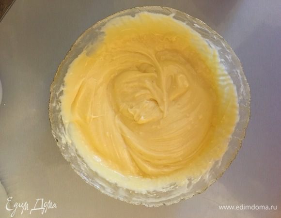 Перекладываем крем в миску, накрываем пищевой пленкой и ставим в холодильник для охлаждения.