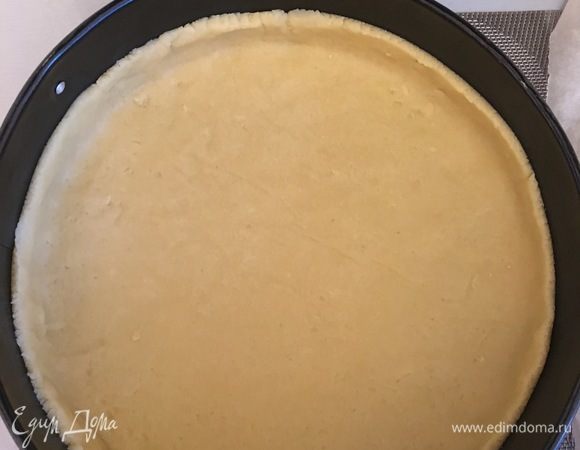 Охлажденное тесто вынимаем из пленки и раскатываем  пласт толщиной 4-5 мм. Кладем в форму (у меня диаметр формы 24 мм) и прижимаем к бортику. Лишние кусочки срезаем.