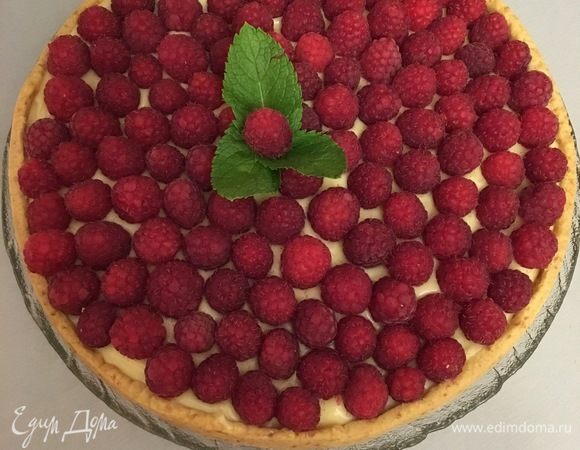Поверх крема выкладываем малину. Оставляем тарт в холодильнике на пару часов, а лучше на ночь.
Наслаждаемся этим потрясающим десертом! Приятного аппетита!