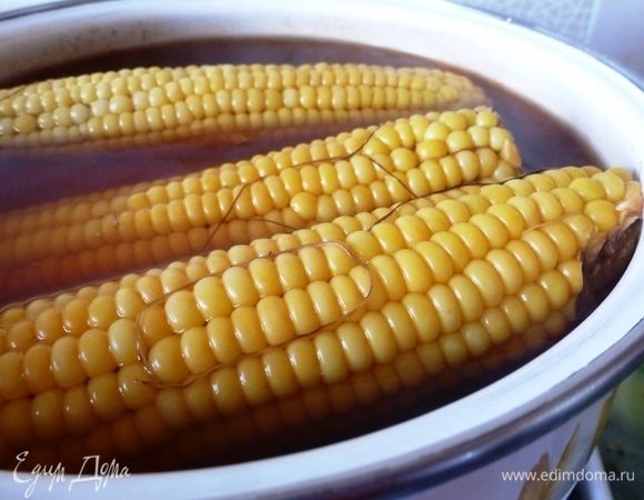 Кукурузу очищаем от листьев и варим в воде до готовности несколько часов. Время зависит от спелости кукурузы. Чтобы кукуруза сварилась быстрее, ее лучше не солить вначале. Посолить можно в конце готовки.