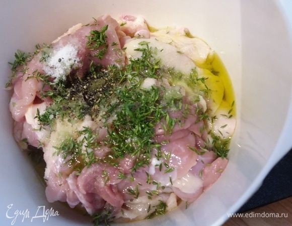 Куриные голени (у меня бедренные части без кости) помыть, обсушить, сложить в миску, сбрызнуть оливковым маслом, посолить, поперчить и посыпать листиками тимьяна. Часть тимьяна оставьте для приготовления соуса. 