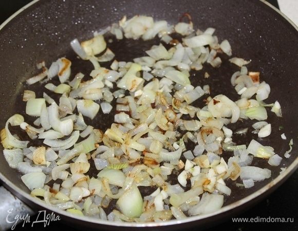 Обжарить лук до мягкости, добавить мелко порубленный чеснок.