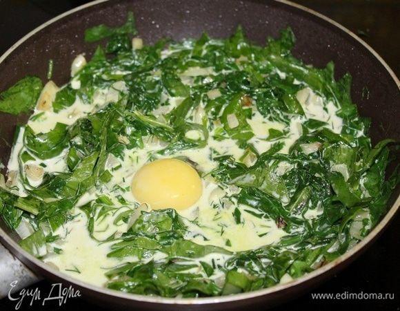 Добавить сливки, посолить, поперчить, довести до кипения и снять с плиты. Добавить яичный желток и энергично размешать. Вернуть на плиту, убавив до минимума огонь.