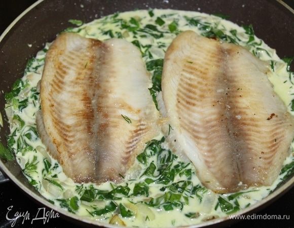 Выложить на шпинат рыбу, потушить 5 минут.