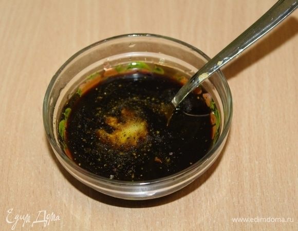 Смешать все ингредиенты для соуса.
