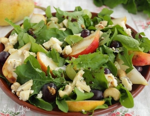 Выложить орехи, кусочки сыра, полить соусом.