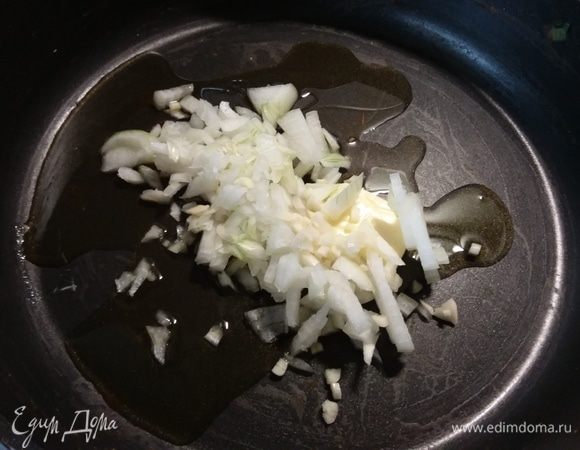 Для соуса пассеровать мелко нарезанный лук и чеснок в смеси оливкового и сливочного масла до прозрачности. Добавить листики тимьяна. 