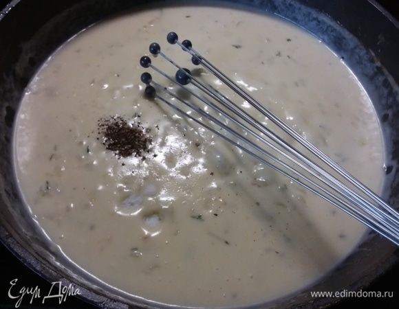 Влить бульон и сливки. В небольшом количестве холодной воды размешать крахмал, влить в горячий соус и постоянно помешивая довести до загустения. Посолить и поперчить по вкусу. 