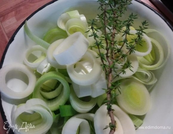Лук порей порезать кольцами. Помидоры нарезать дольками. Я со своих помидоров сняла кожицу. 