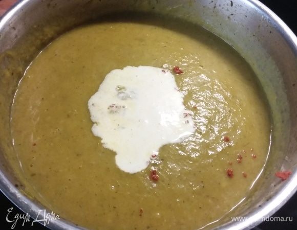 Пюрировать овощи. Добавить сливки, разогреть. 