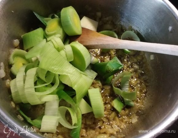 Добавить порезанный кольцами лук-порей. 