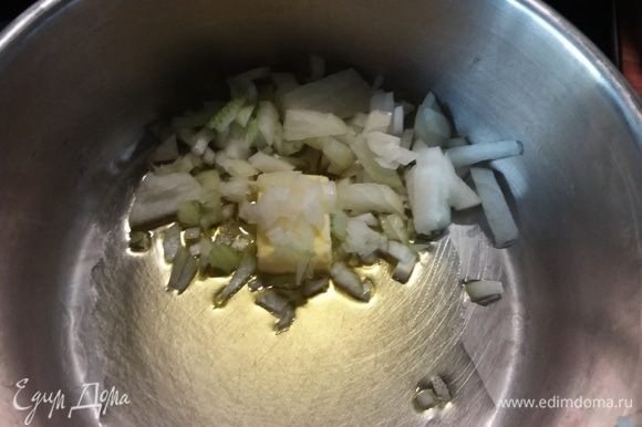 Пассеровать мелко нарезанный лук в смеси разогретого оливкового и сливочного масла до прозрачности.