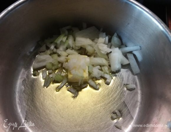Пассеровать мелко нарезанный лук в смеси разогретого оливкового и сливочного масла до прозрачности. 