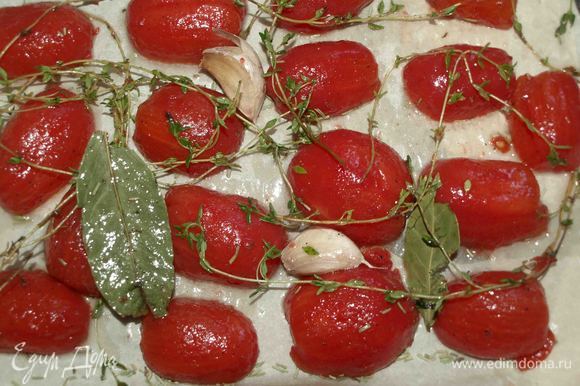 Это вариант быстрых томатов-конфи из небольших сливовидных томатов. Просто помидоры бланшировать и разрезать на две части.