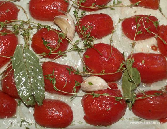 Это вариант быстрых томатов-конфи из небольших сливовидных томатов. Просто помидоры бланшировать и  разрезать на две части. 