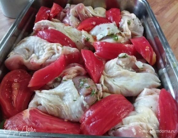 Выложить в форму для запекания порей, дольки помидоров, кусочки курицы.