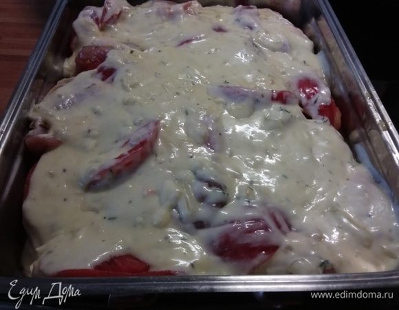 Сверху выложить соус. Запекать в заранее разогретой до 200°С духовке около 1 часа. 