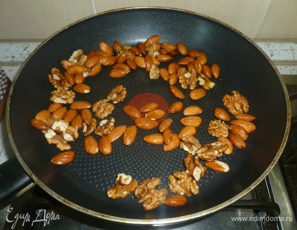 Орехи подсушить на сухой сковороде. Так они будут хрустящими и более вкусными.
