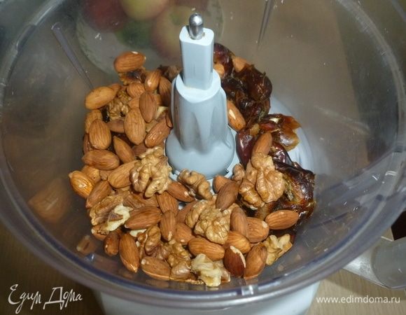 У фиников удалить косточки, мякоть с орехами сложить в комбайн (или блендер), прокрутить до состояния крошки.
