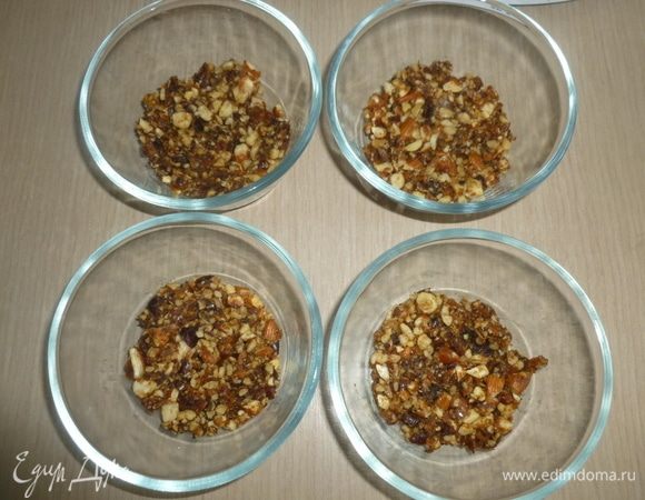В вазочки (или широкие стаканы) уложить полученную крошку, немного утрамбовать.
