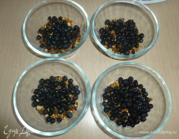 Разложить ягоды (оставить немного для украшения).
