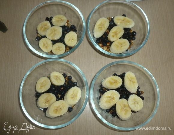 Нарезать бананы ломтиками, выложить поверх ягод. Сбрызнуть лимонным соком.
