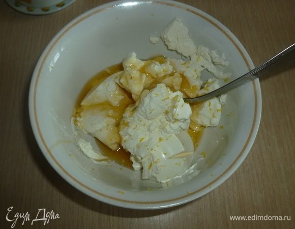 Рикотту выложить в миску, добавить мед и натереть лимонную цедру. Перемешать.
