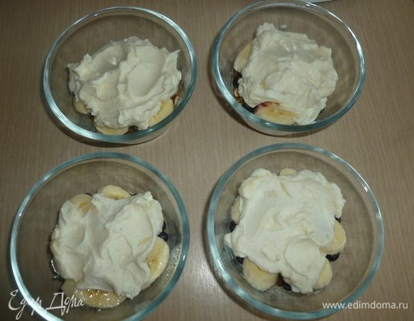 Выложить крем на бананы. Украсить верх ягодами. Приятного аппетита!