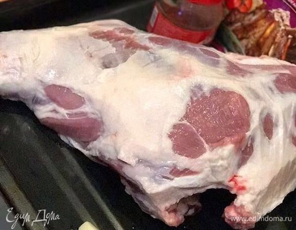 Подготовим сначала мясо: срежем лишний жир и натрем солью и перцем.